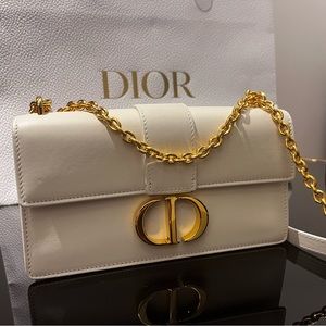 30 MONTAIGNE EAST-WEST BAG WITH CHAIN
Latte Calfskin
Reference: M9334UHEL_M030